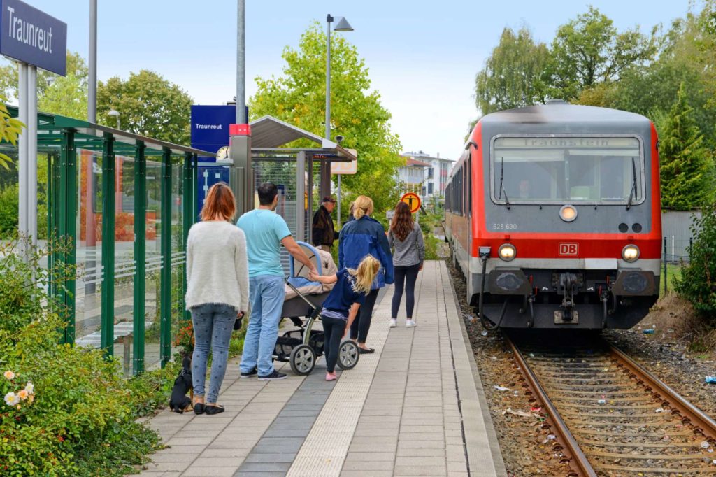 Bahn fährt in Traunreut ein