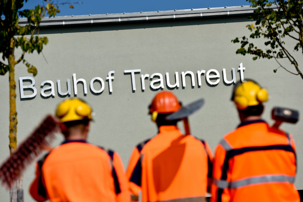 Drei Bauarbeiter vor dem Bauhof in Traunreut