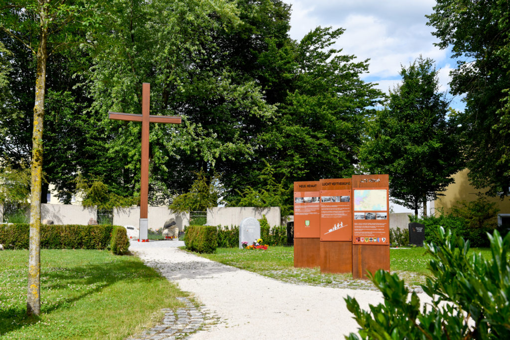 Tafeln und ein Kreuz auf dem Friedhof