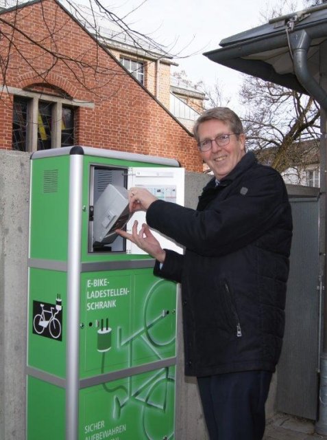 Klaus Ritter weiht die anlage ein