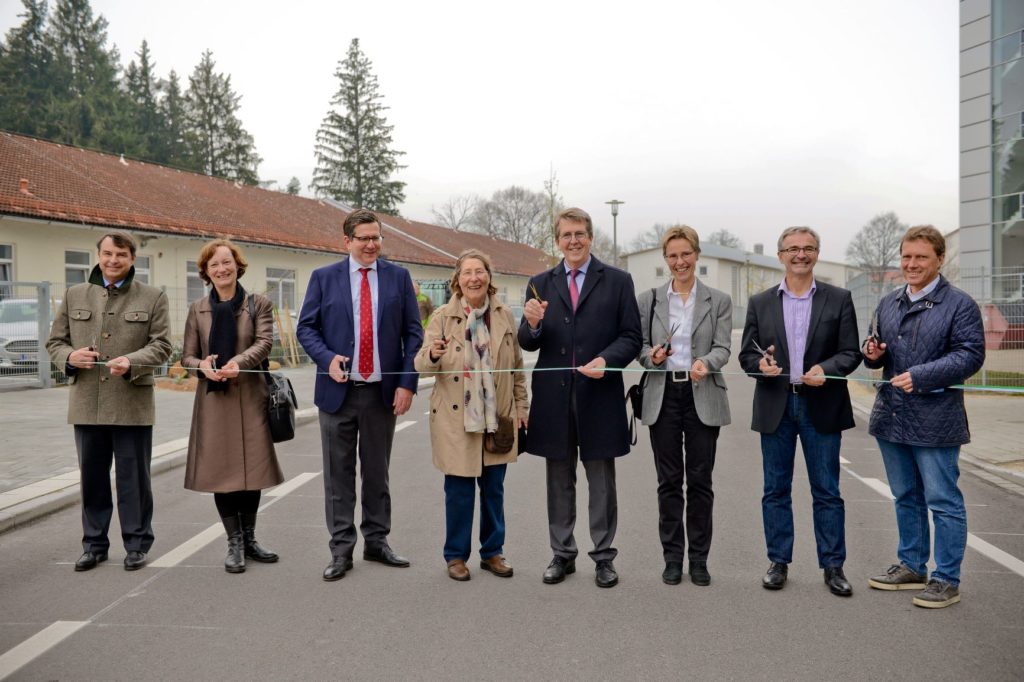 Durchschneiden des Absperrbandes zusammen mit Planer Heinrich Wankner und Bauausführung Hr. Schmölzl