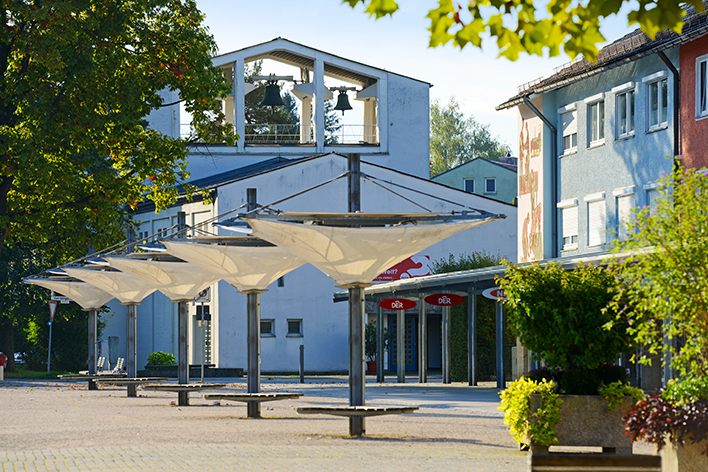 Traunreut mit evangelischer Kirche und Rathausplatz