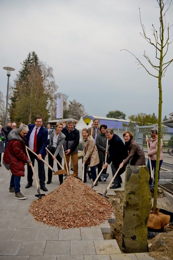 Eichenpflanzung auf dem Rathausplatz Traunreut mit Bürgermeister Klaus Ritter am 14.12.2018, © Stadt Traunreut, Foto Gastager, R. Winkler