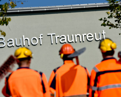 Drei Bauarbeiter vor dem Bauhof in Traunreut