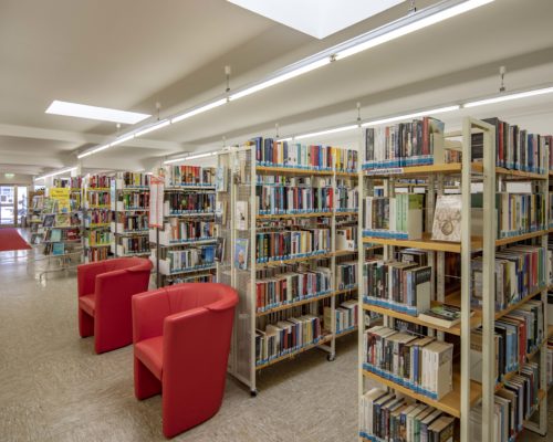 Bücherei mit Sitzplätzen - Michael Voit