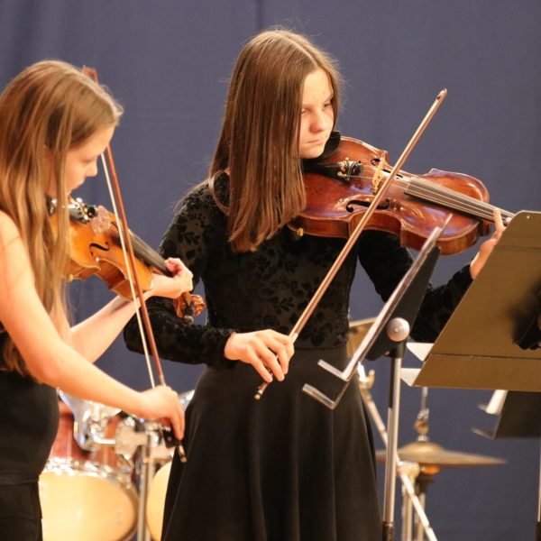 Streichorchester spielt beim Weihnachtskonzert des Johannes-Heidenhain-Gymnasiums