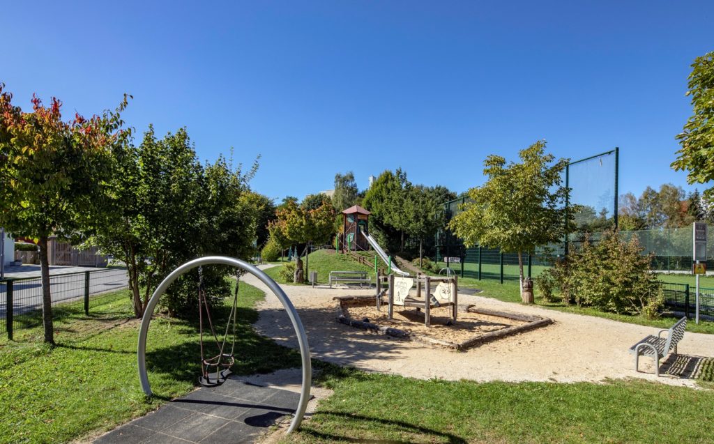 Kinderspielplatz in Traunreut an der Geschwister-Scholl-Straße