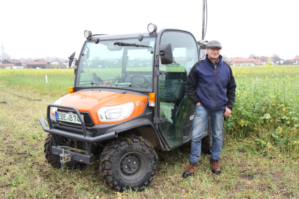 Wolfgang Hutterer, landwirtschaftlicher Berater Stadtwerke Traunreut mit dem Gerät zur Entnahme der Bodenproben, Stadtwerke Traunreut, Versuchsanlage Zwischenfrüchte