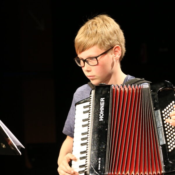Musikschulkonzert mit Akkordeon und Violine: Musikschüler*innen von Sigrid Gerlach und Bertram Weihs