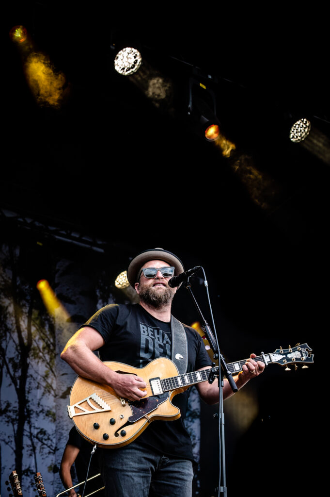 Gregor Meyle mit Gitarre beim Konzert