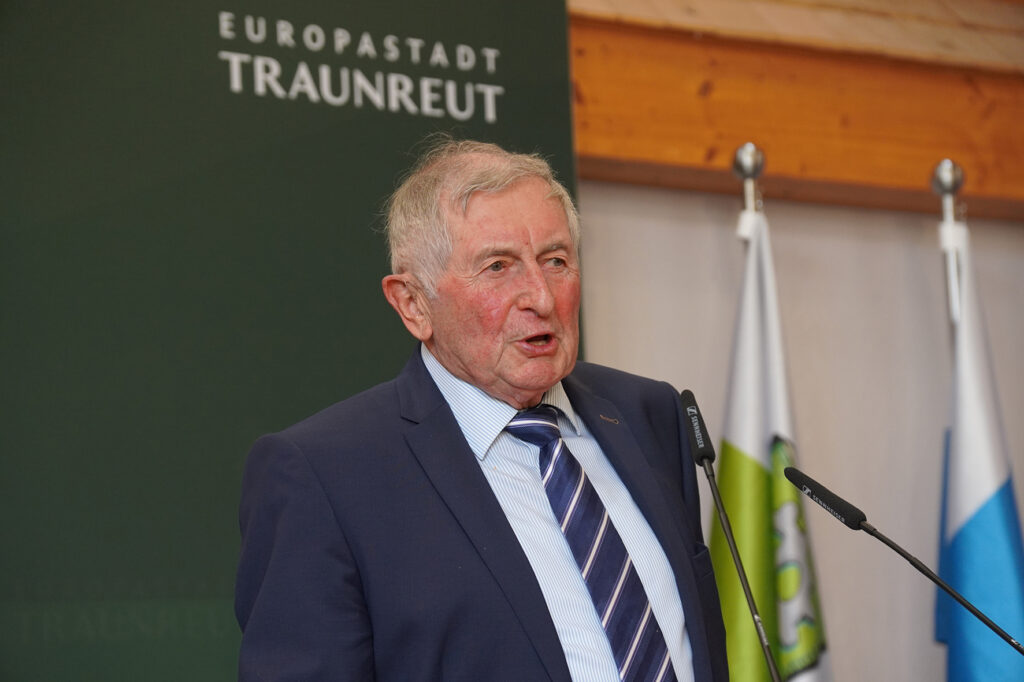 Ehrung, goldene Ehrenmedaille, Stadt Traunreut, Traunreut, Alois Mühlhuber, Jugendsiedlung