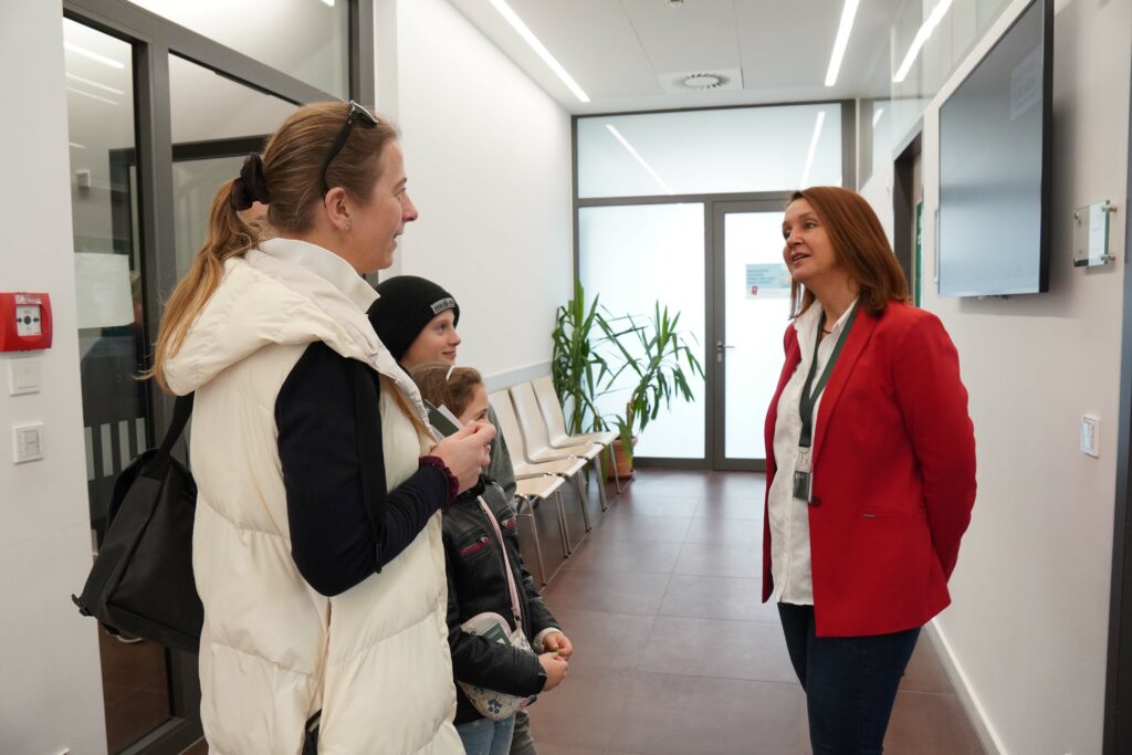 Anita Stroka aus dem Bürger- und Sozialamt (rechts) im Gespräch