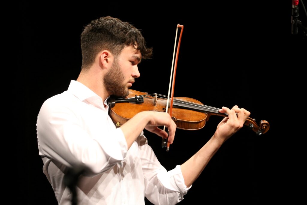 Denis Jafarov bei einem Musikschulkonzert