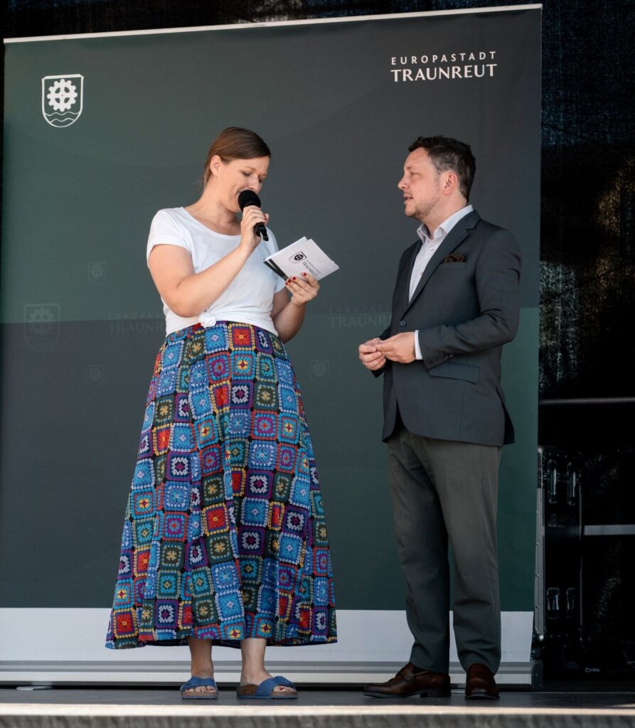 Erster Bürgermeister Hans-Peter Danschat und Moderatorin Evi Dettl bei der Preisverleihung.
